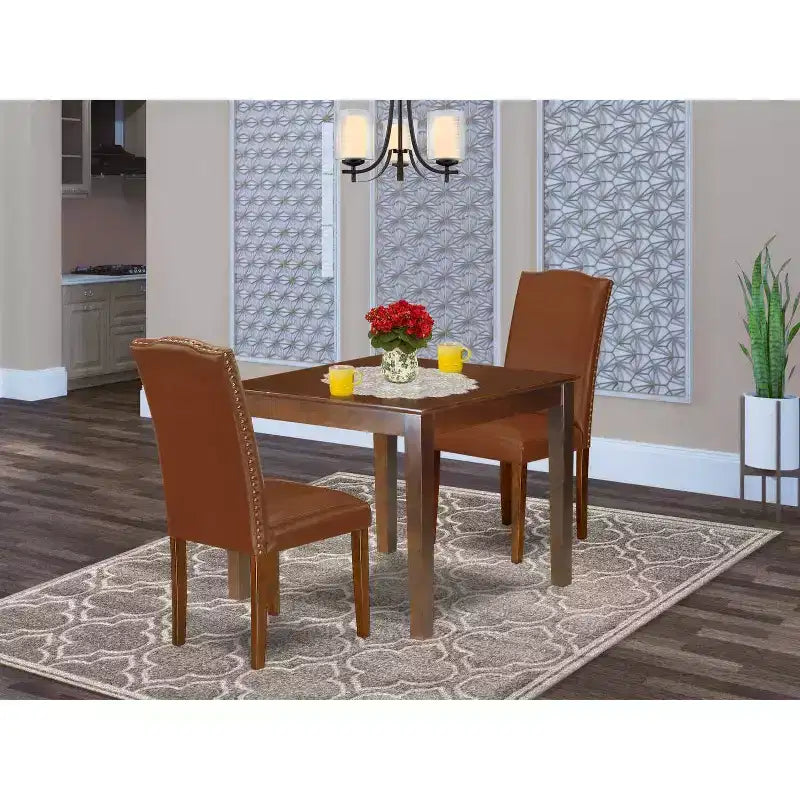 Table carrée rustique et 2 chaises Parsons - pieds en acajou, similicuir marron